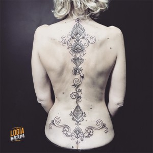 tatuaje-espalda-mandala-logia-barcelona-laia-desole 
